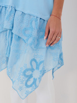 Jasnoniebieska długa bluzka z falbanami