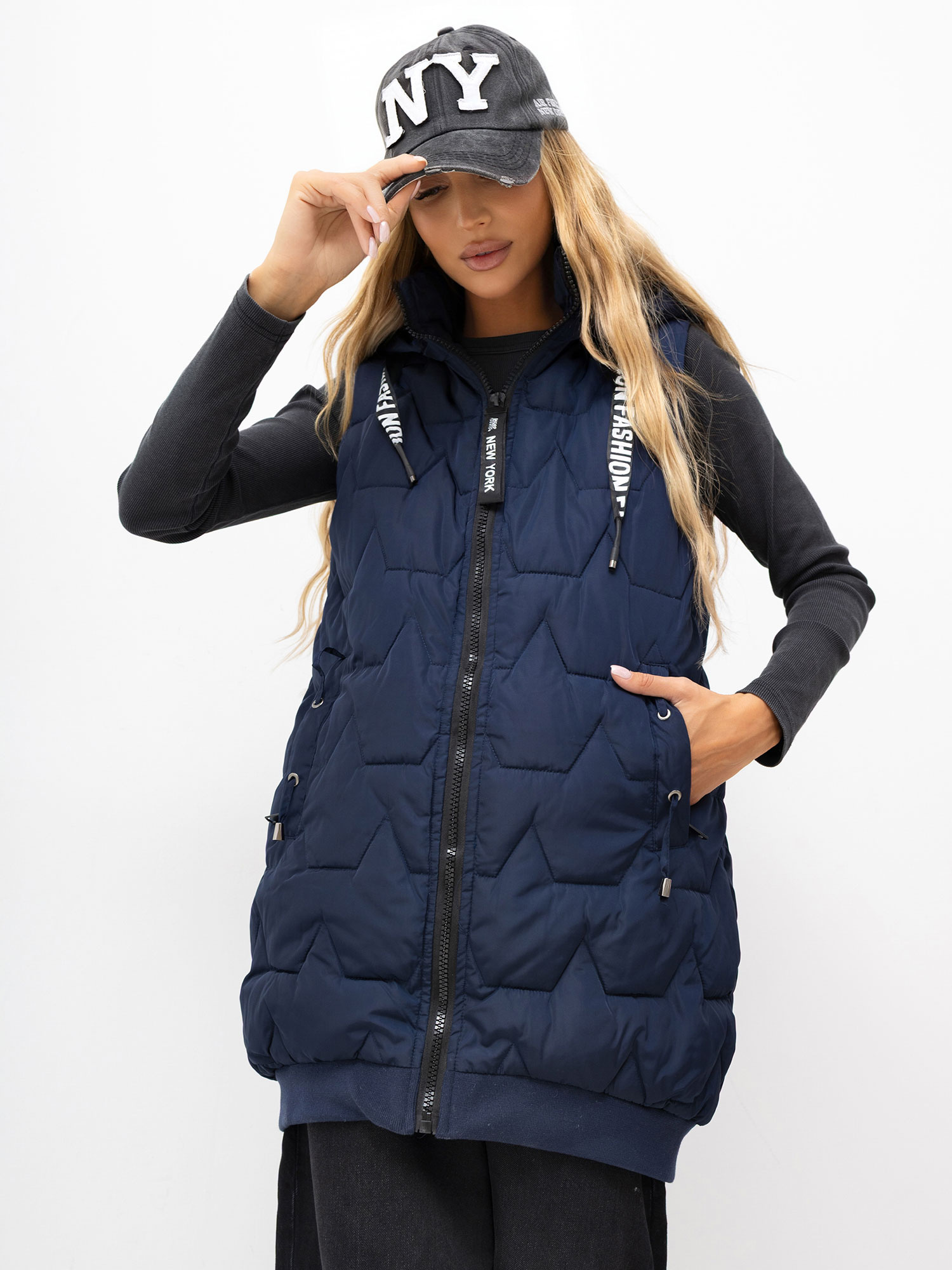 Dunkelblaue oversized Daunenweste mit Kapuze.