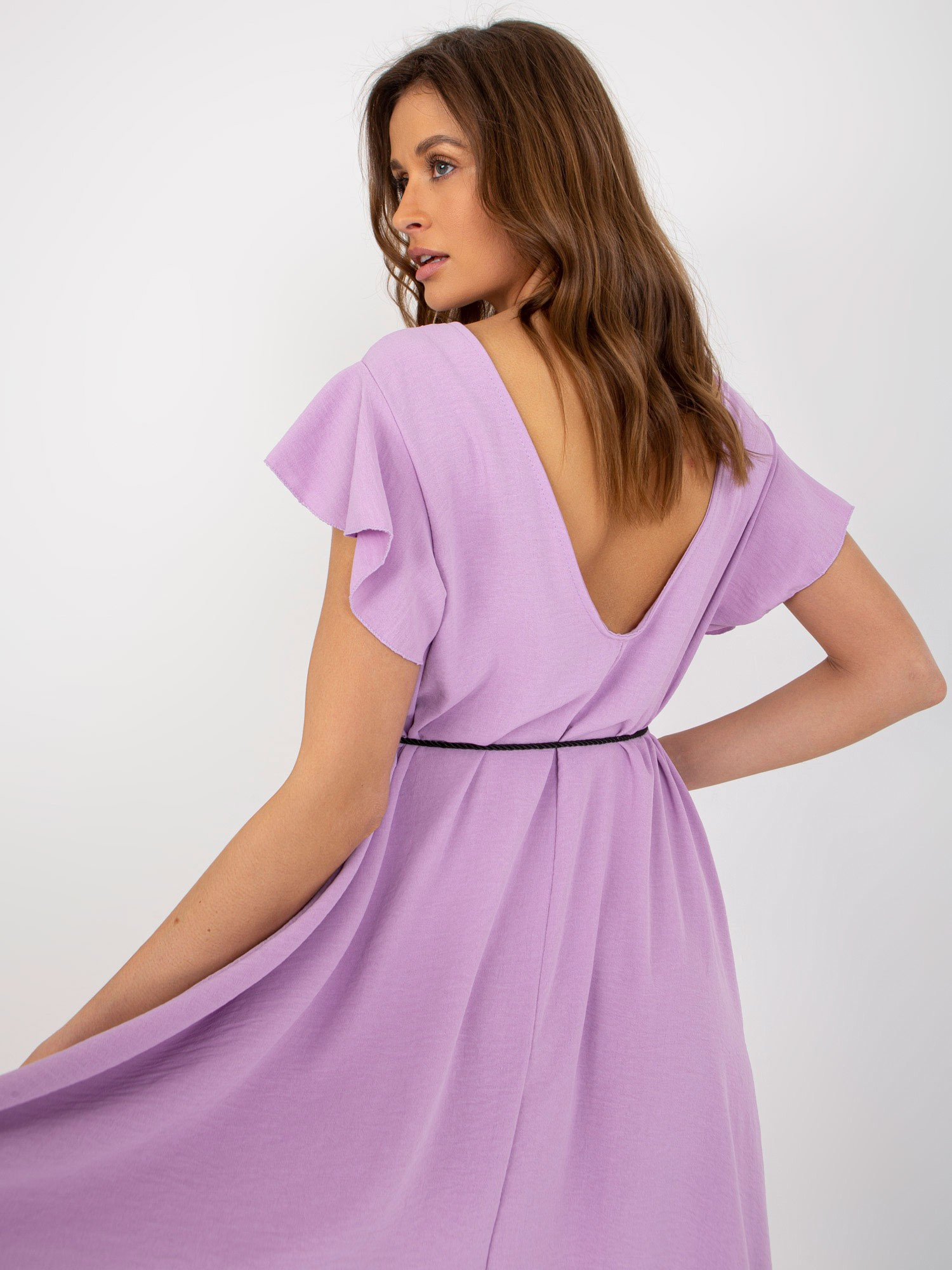 Großhandel Jasnofioletowa Oversize Kleid mit Rüsche.