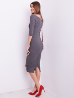 Dunkelgraues gestreiftes Kleid mit freiliegenden Schultern.