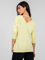 Pastelowa żółta bluzka basic z dekoltem V  RUE PARIS 