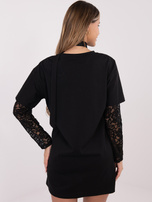 Czarna prosta sukienka z koronkowymi rękawami