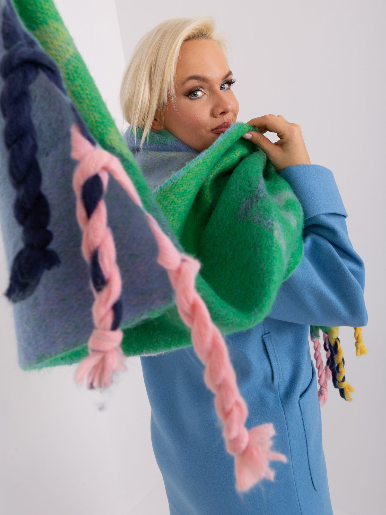 Žalias moteriškas šalikas su kutais.