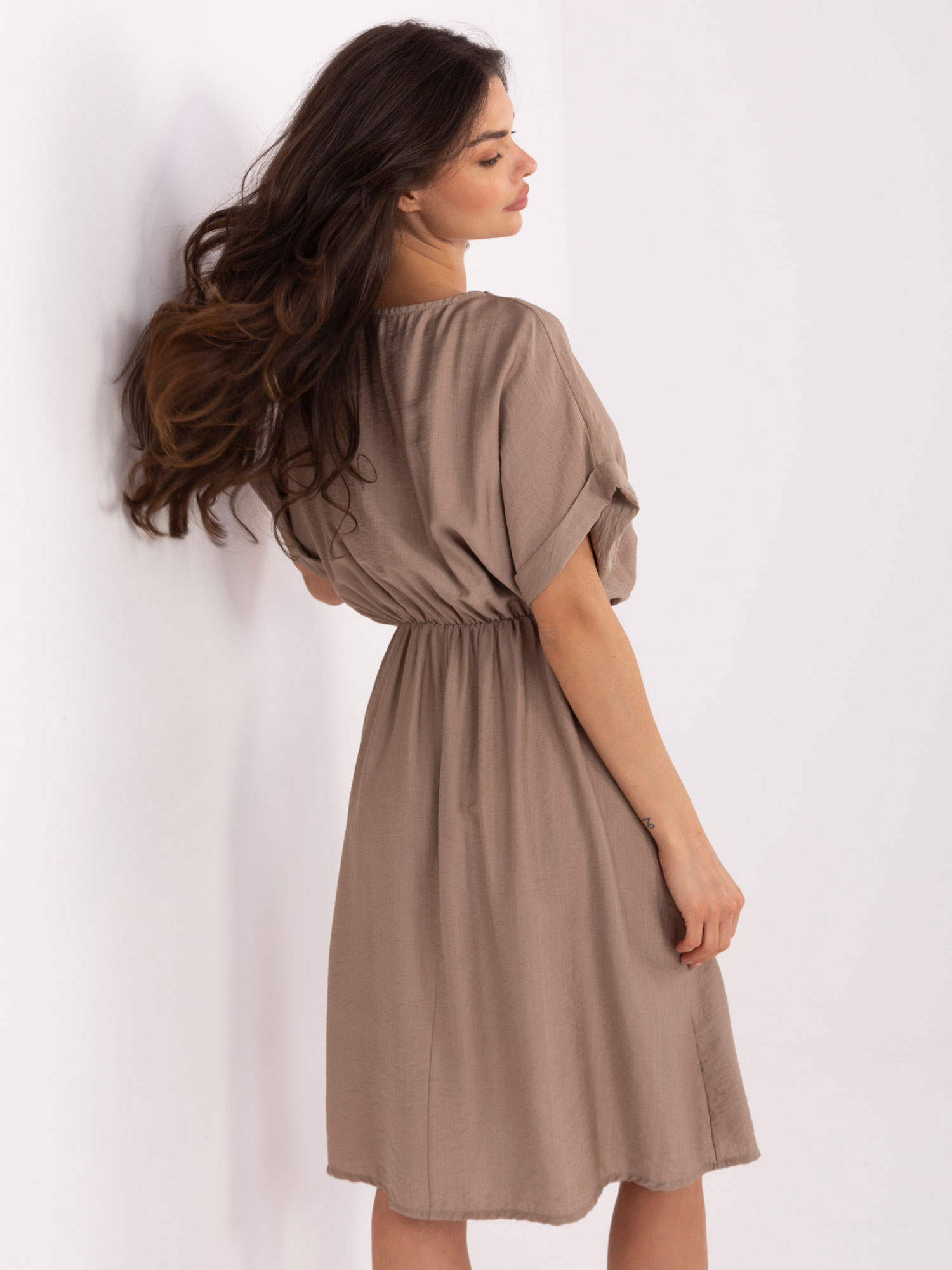 Dunkelbeige Kleid mit kurzen Ärmeln.
