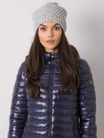 Graue Wintermütze mit Bommel.