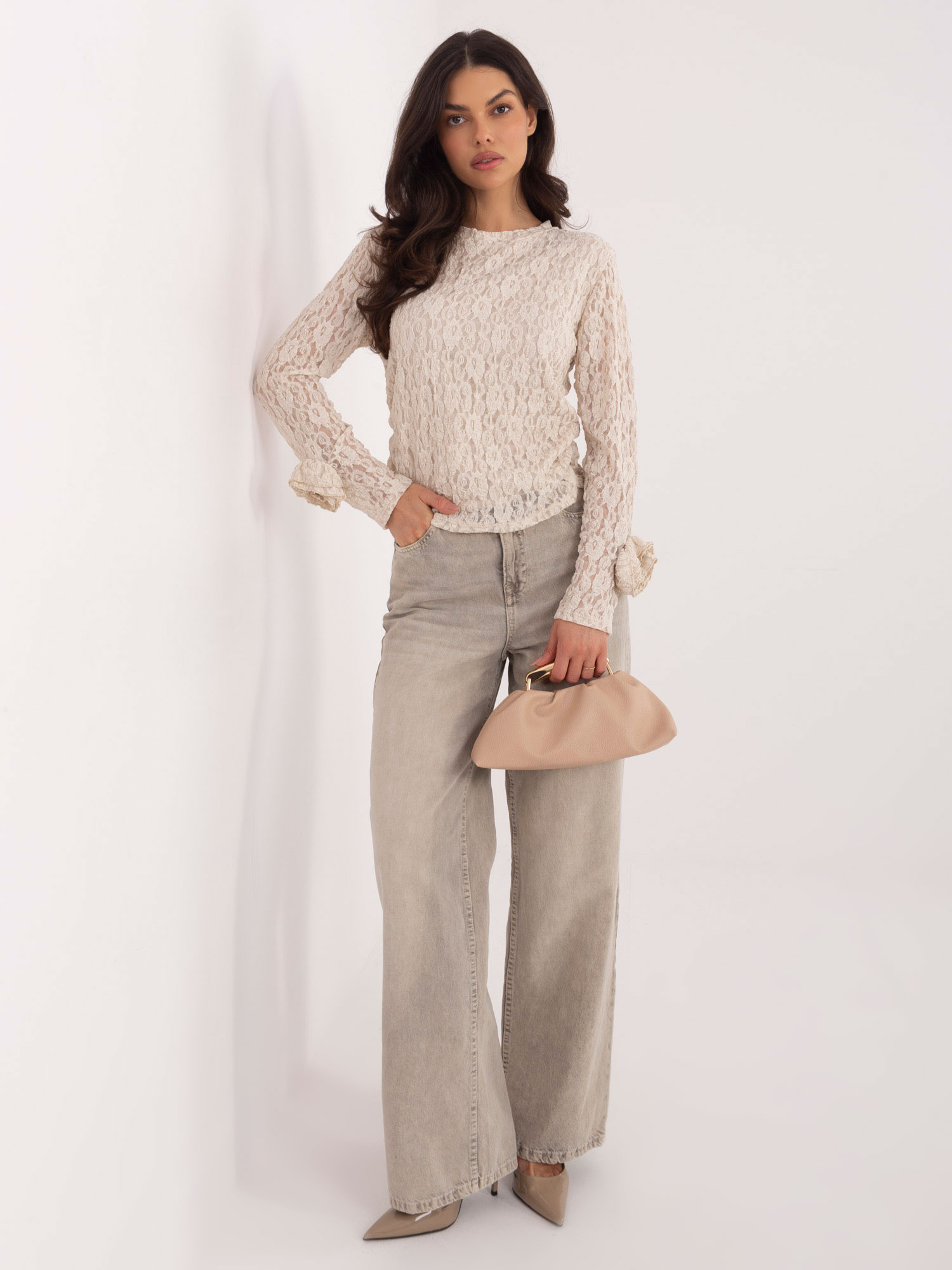 Světlobéžová přiléhavá blůza s krajkou.