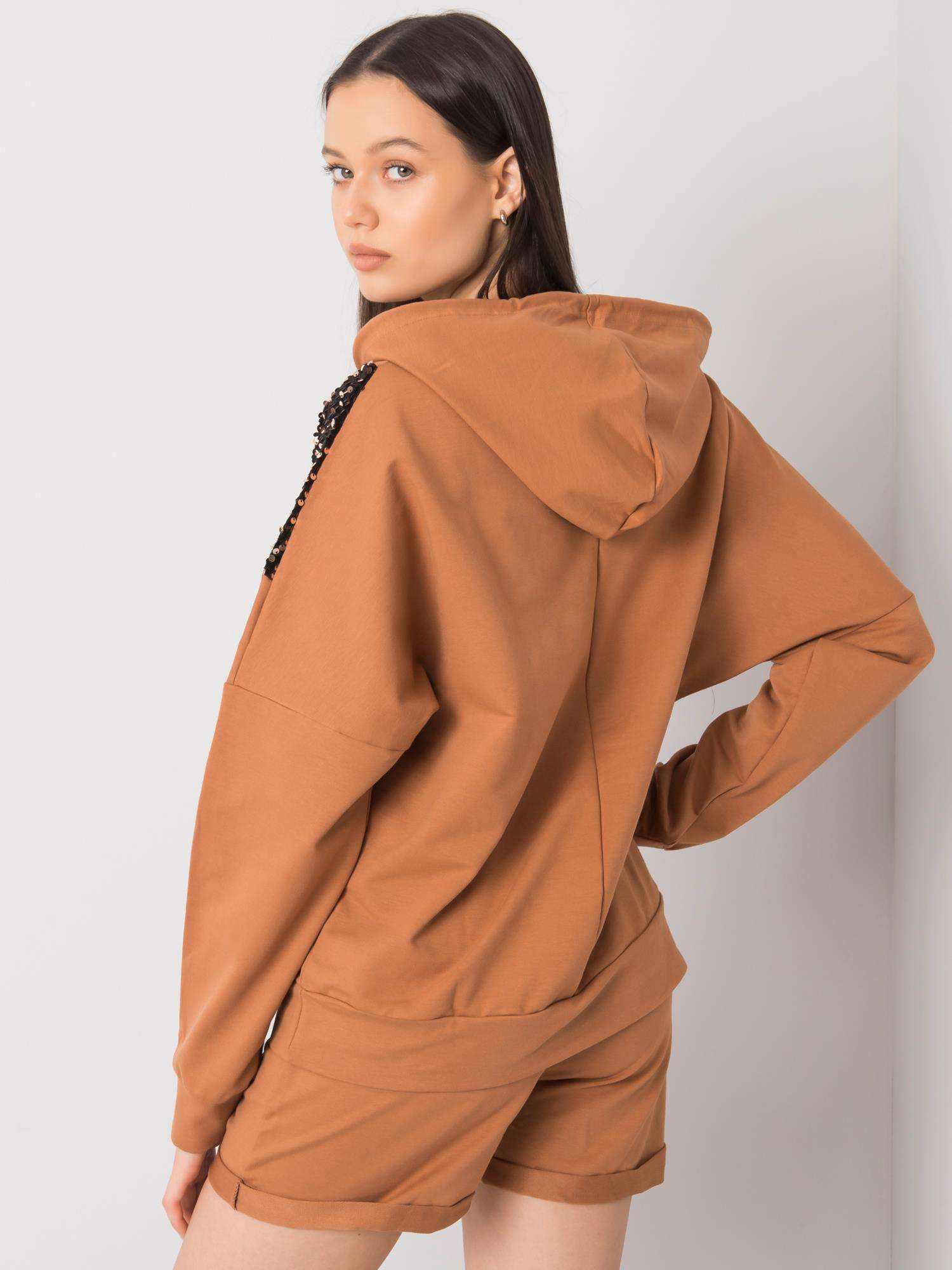 Camelowy komplet z aplikacją Phylicia