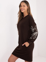 Czekoladowa sukienka z haftem na rękawach RUE PARIS