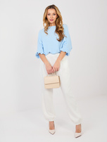 Pastelowy niebieski sweter z falbankami przy rękawach