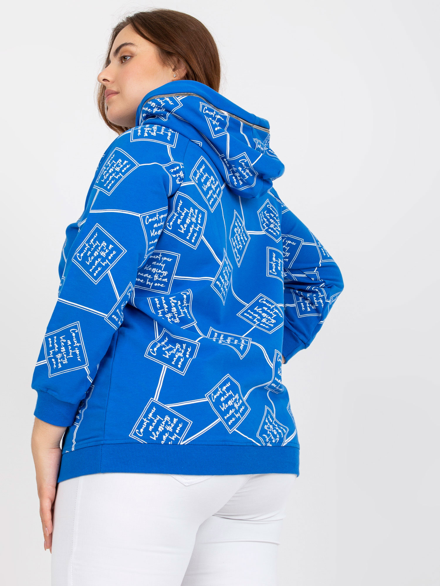 Tmavě modrá mikina z teplákoviny plus size s potiskem.