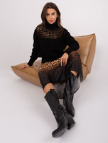 Didmeninė prekyba juodu megztiniu su aukštu kaklu.