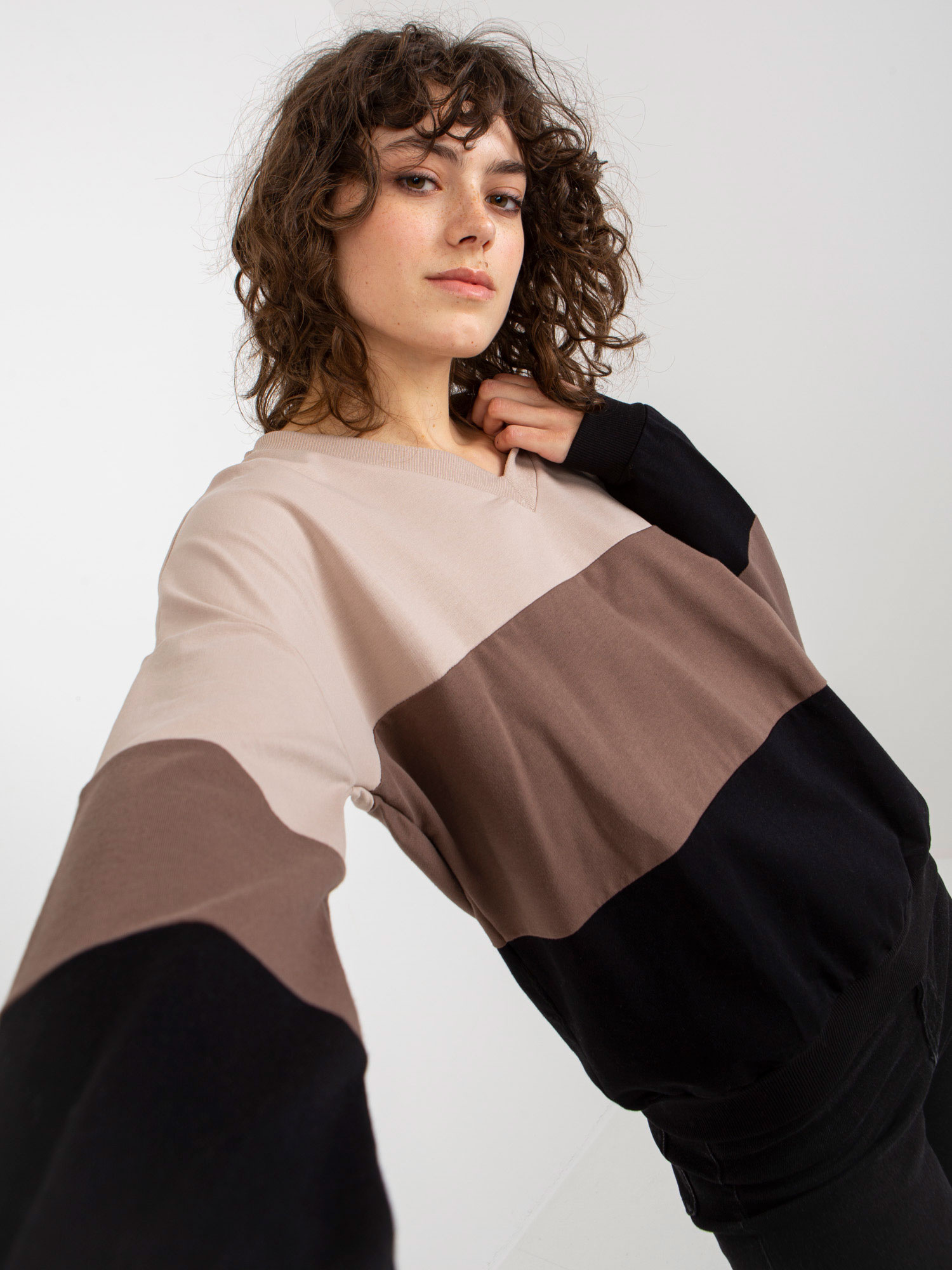 Beżowo-czarna bluza basic z dekoltem w serek RUE PARIS