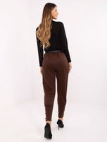 Ciemnobrązowe zwężane spodnie dresowe z paskiem