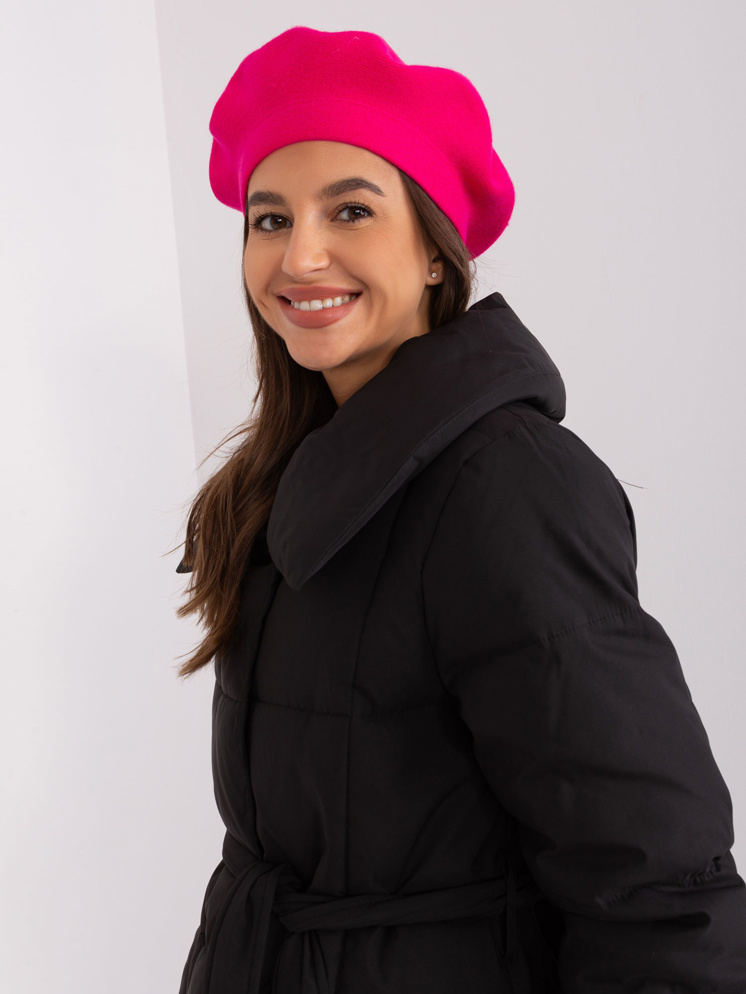 Ciemnoróżowy gładki beret z dzianiny