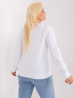 Didmeninė balta moteriška plus size palaidinė su siuvinėta etikete.