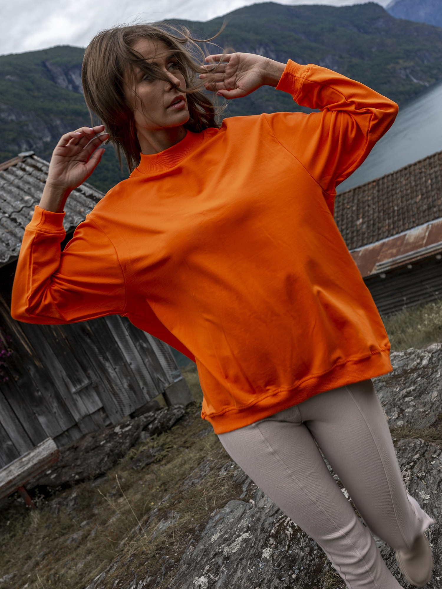 Oranžinė bazinė dresinė palaidinė Twist.