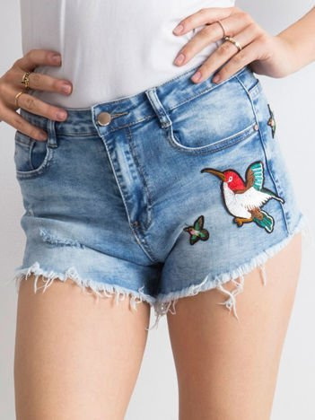 Niebieskie jeansowe szorty z naszywkami