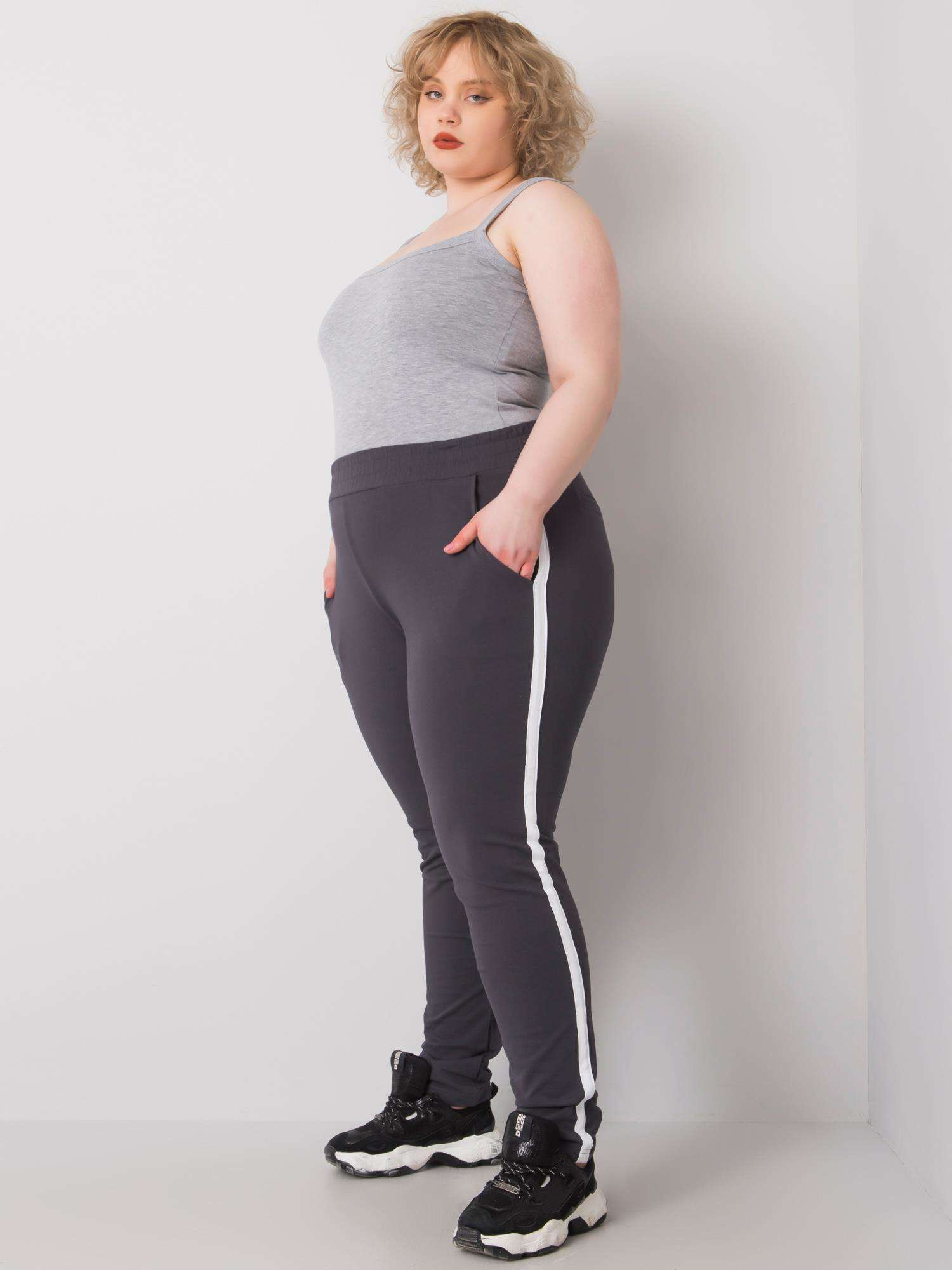 Grafitne hlače dres plus size za ženske Kairi.