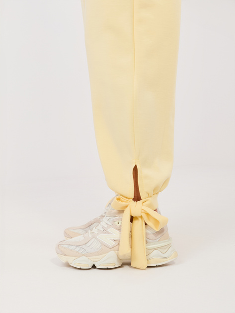 Jasnożółte dresowe spodnie z kieszeniami