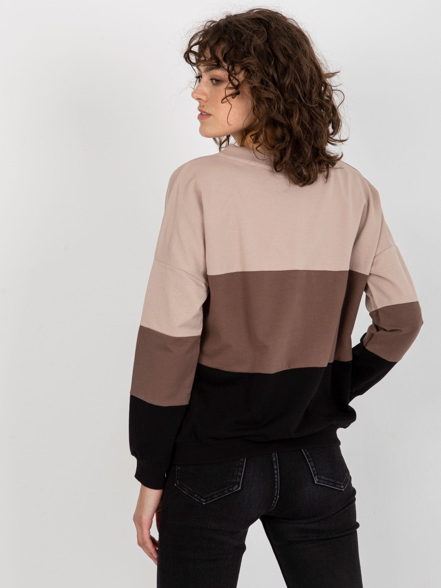 Beżowo-czarna bluza basic z dekoltem w serek RUE PARIS