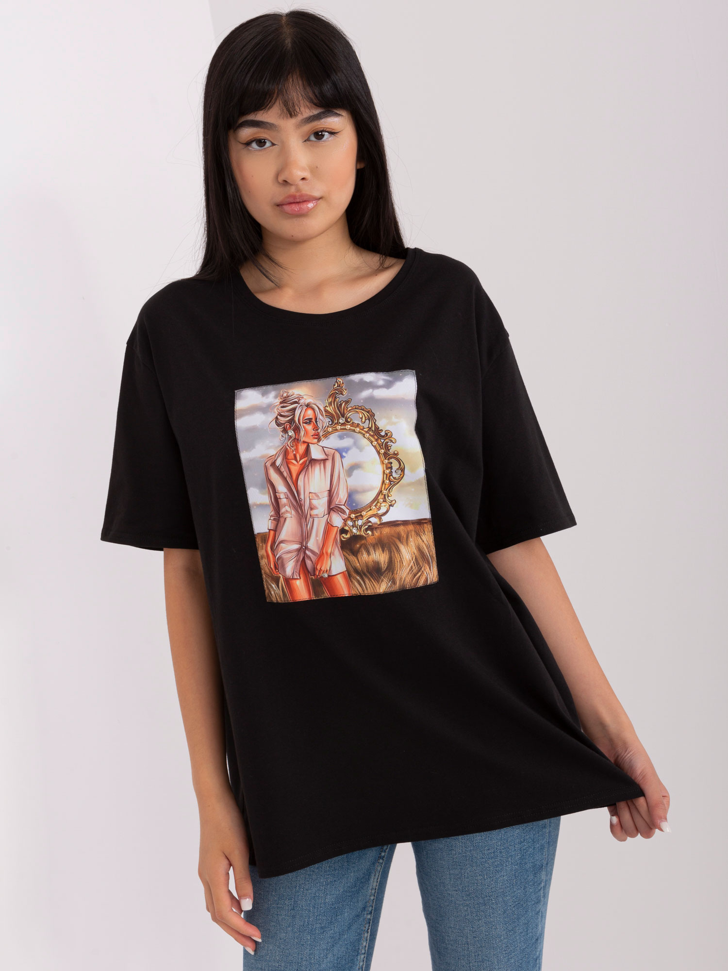 Czarny t-shirt z nadrukiem i aplikacją