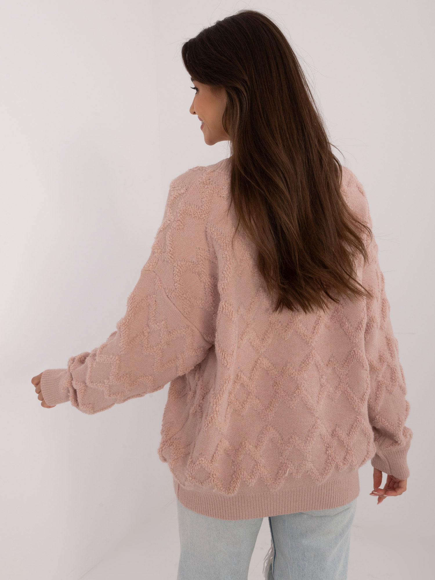 Hurtownia Brudnoróżowy sweter oversize we wzory
