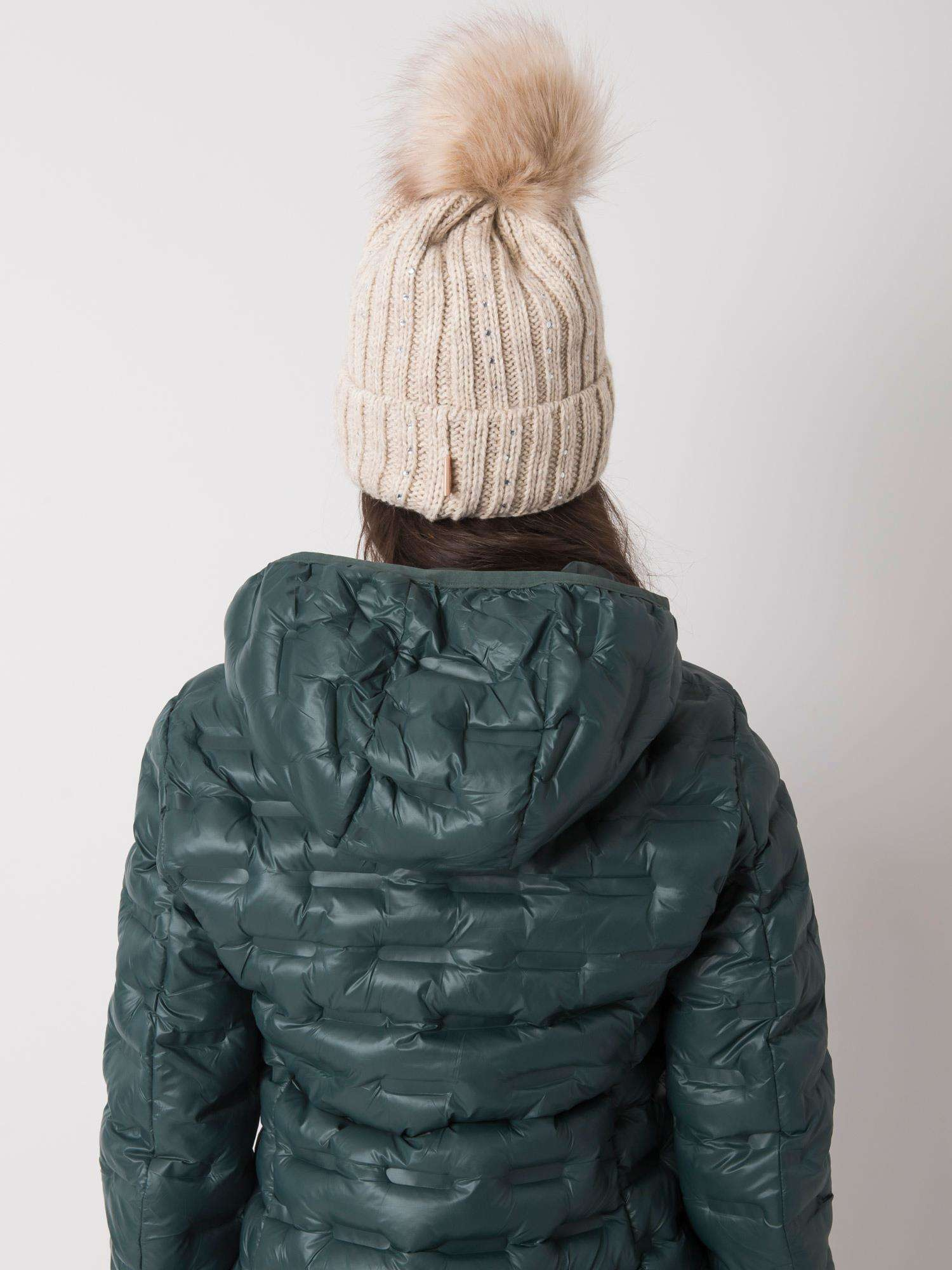 Beige Wintermütze mit Applikation.