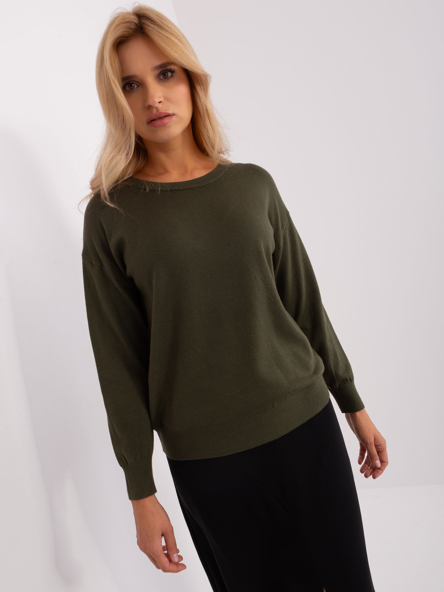 Khaki sweter klasyczny z okrągłym dekoltem