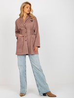 Hurt Brudnoróżowy płaszcz o kroju marynarki z gumką w pasie