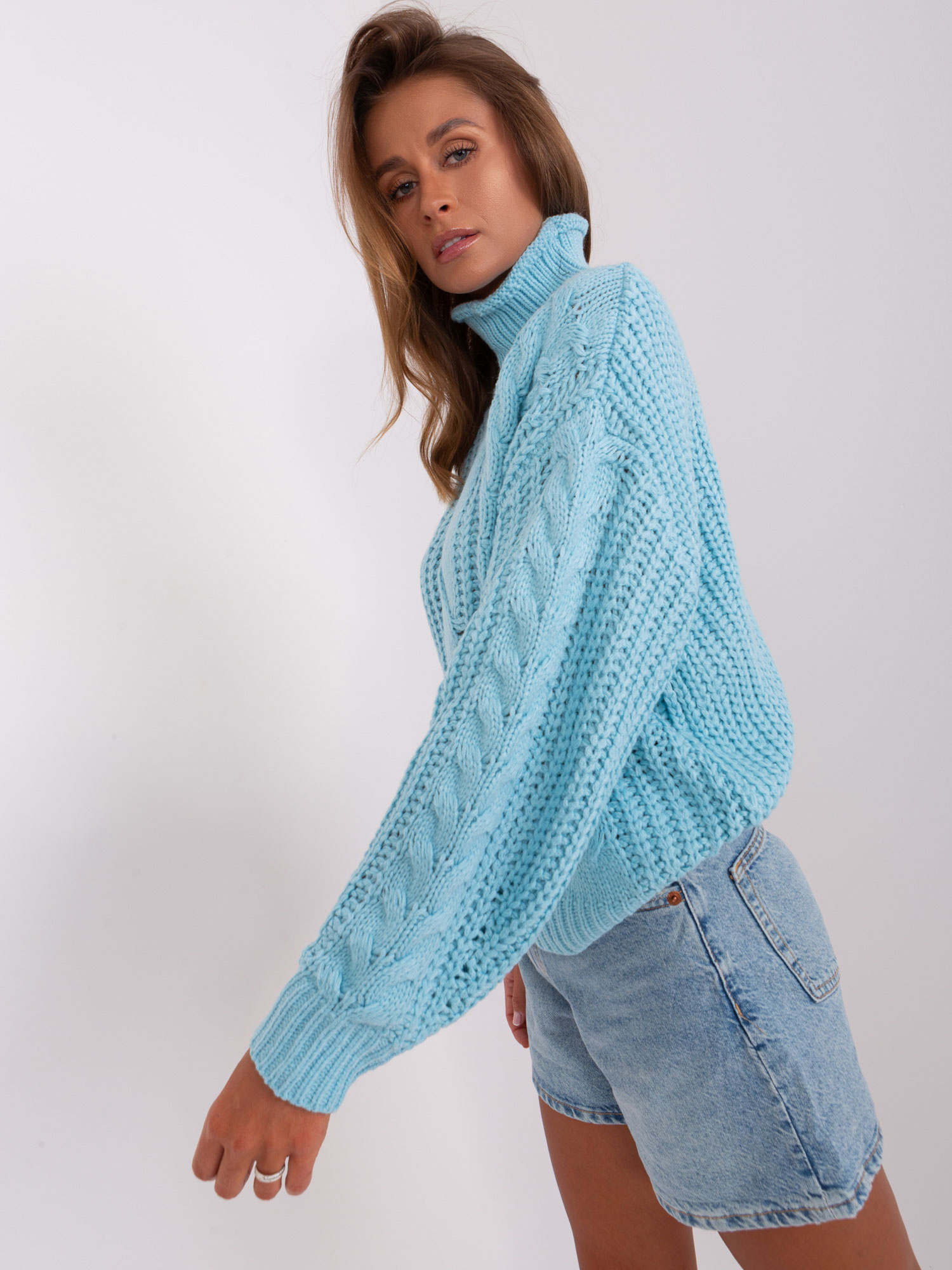 Hurt Jasnoniebieski sweter oversize z warkoczami  