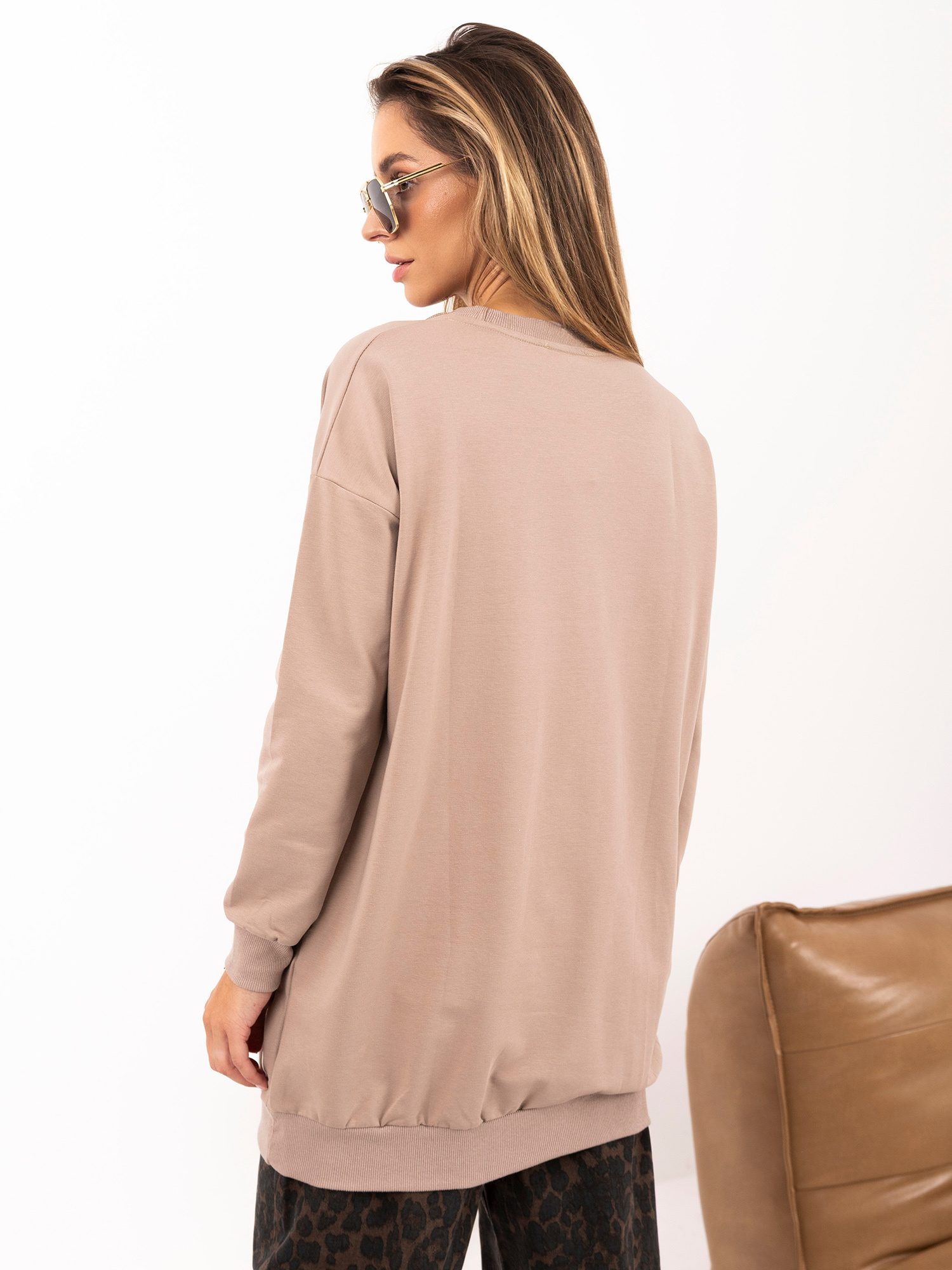 Dunkelbeige Kleid mit Tasche Hanely RUE PARIS.
