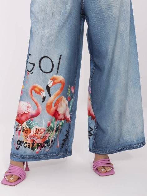 Niebieskie spodnie z tropikalnym nadrukiem