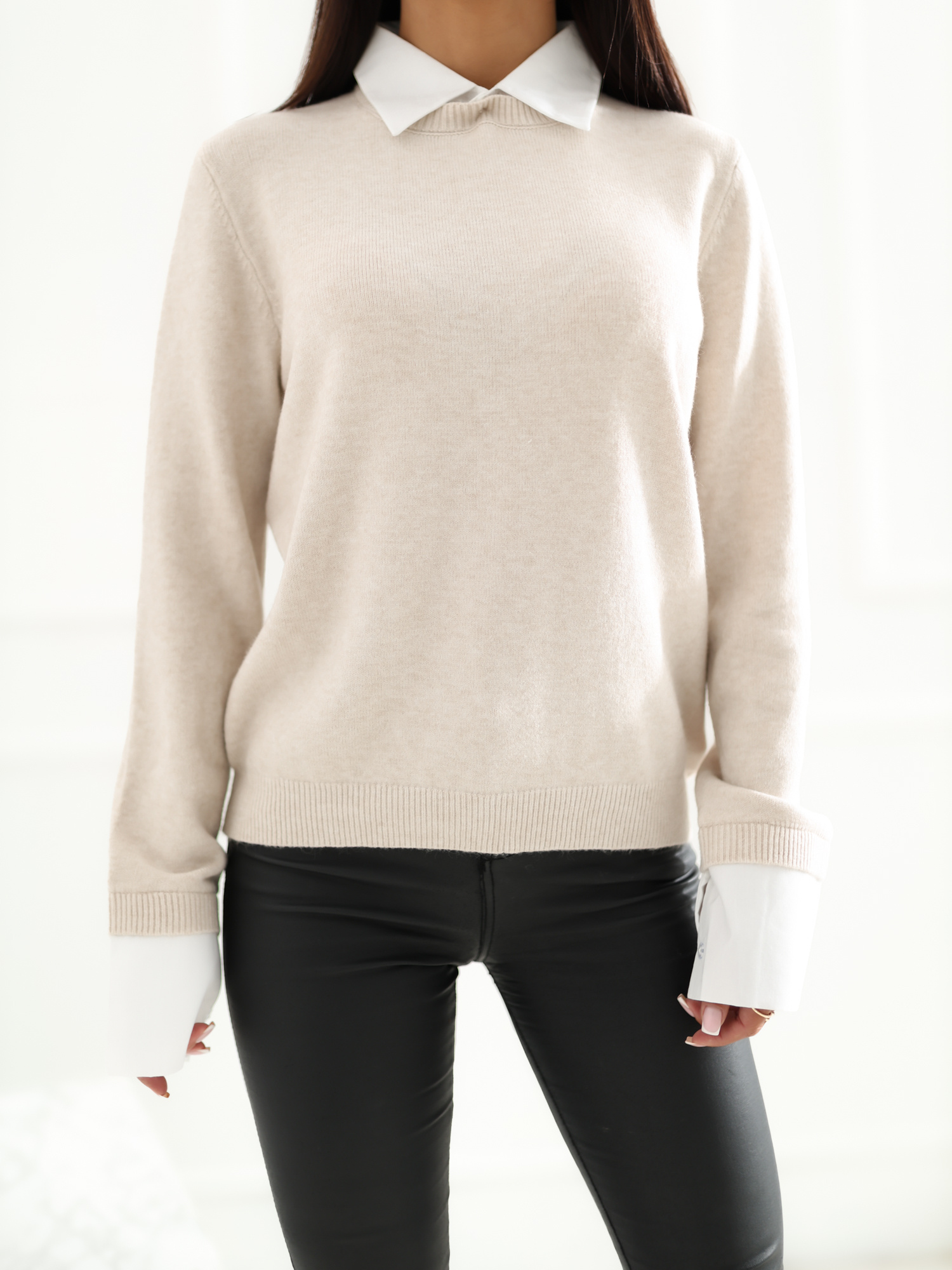 Beiger Damenpullover 2in1 mit Kragen.