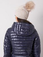 Beige Wintermütze mit Pompon.