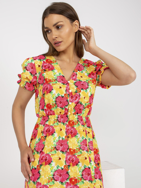 Żółta sukienka midi w kwiaty z rozcięciem
