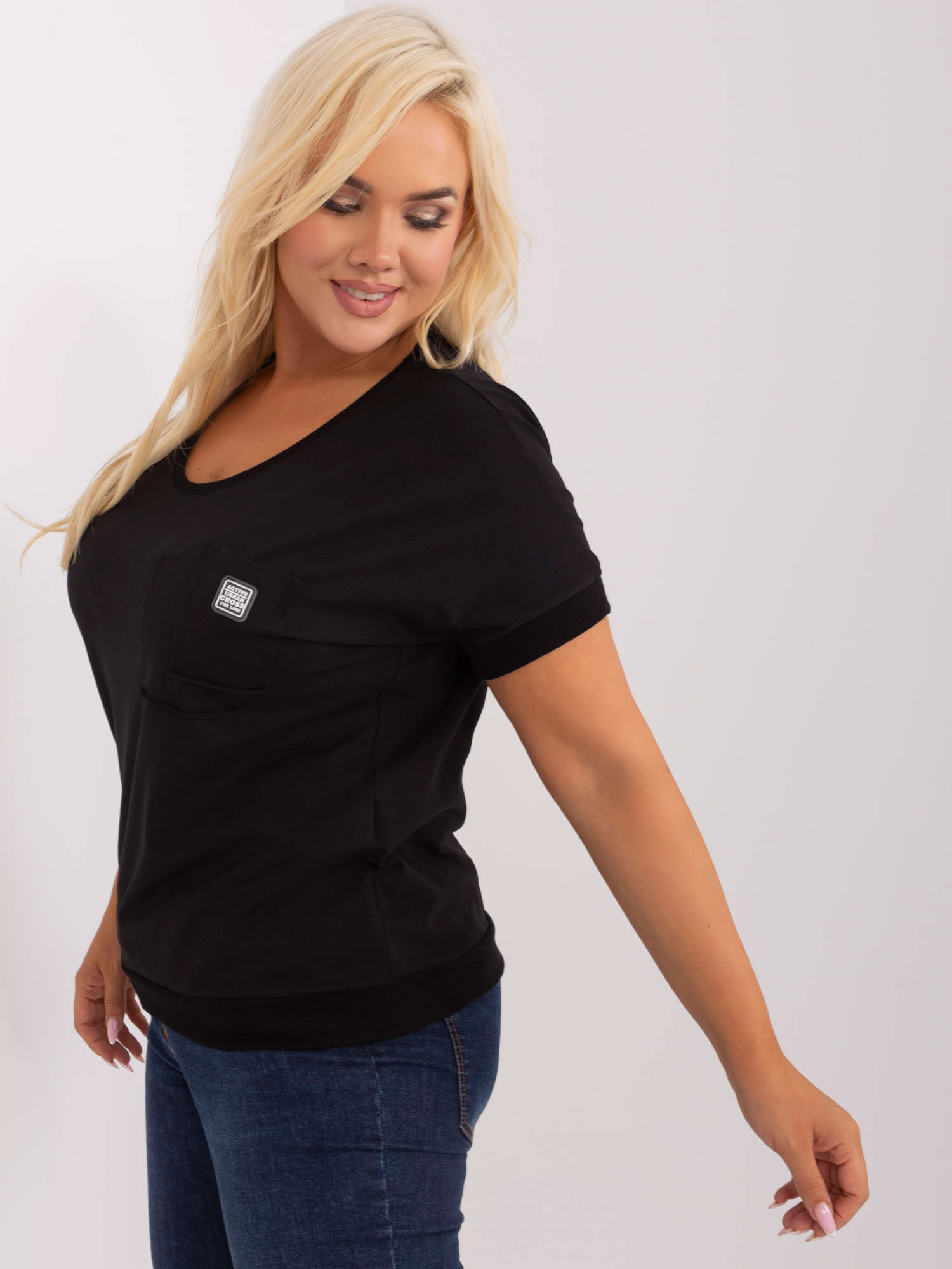 Czarna bluzka plus size z okrągłym dekoltem