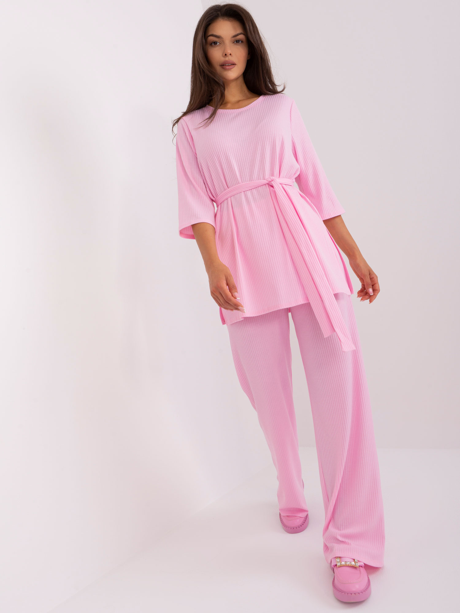 Jasnoróżowy damski komplet casualowy ze spodniami