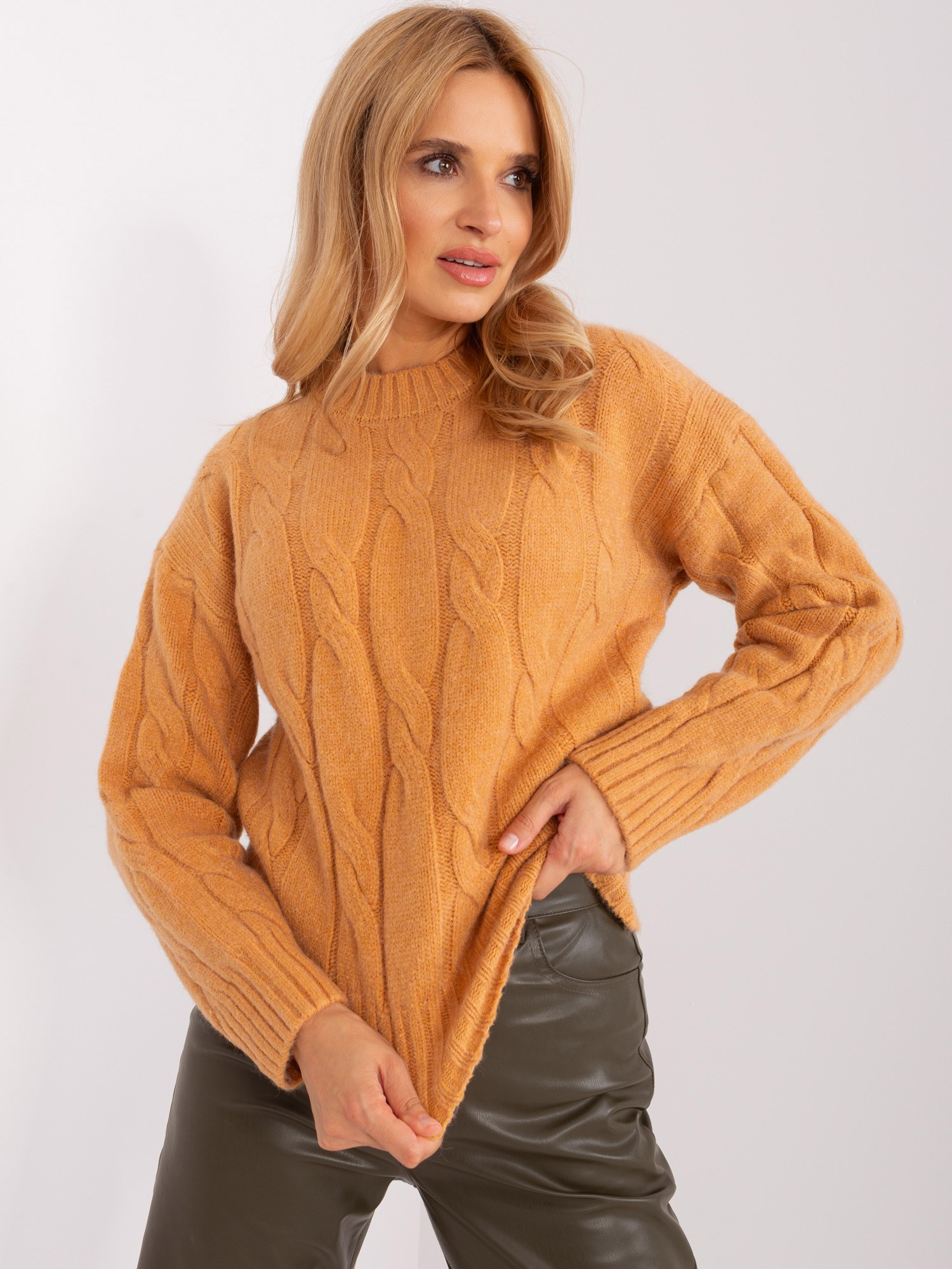 Camelowy sweter z dzianiny w warkocze