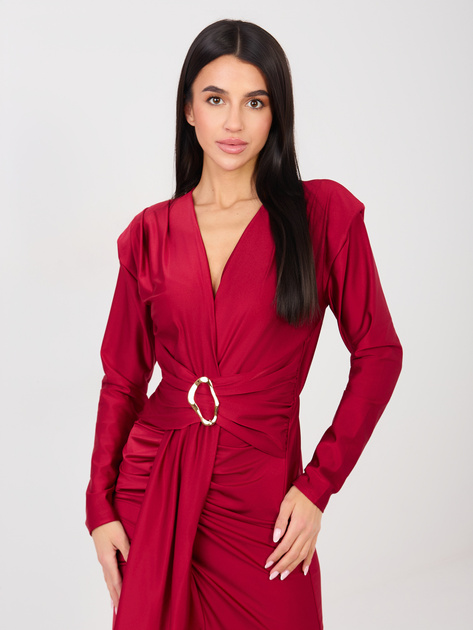 Czerwona długa sukienka z ozdobnym elementem