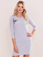 Szara sukienka z kwiatową naszywką