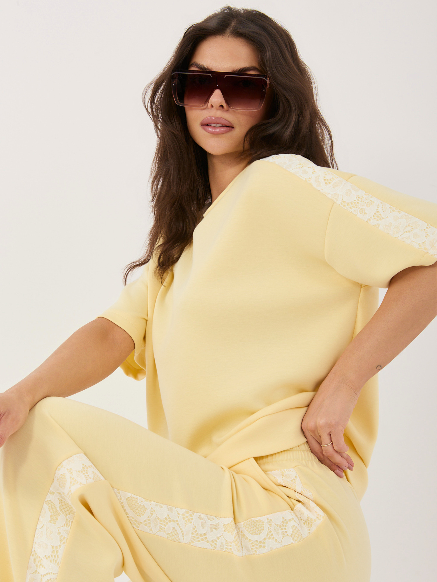 Jasnożółta damska bluzka z koronkowymi lampasami