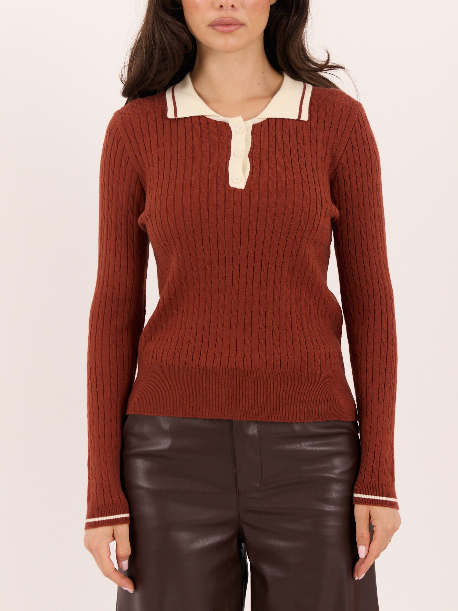Jasnobrązowy damski sweter polo w warkocze