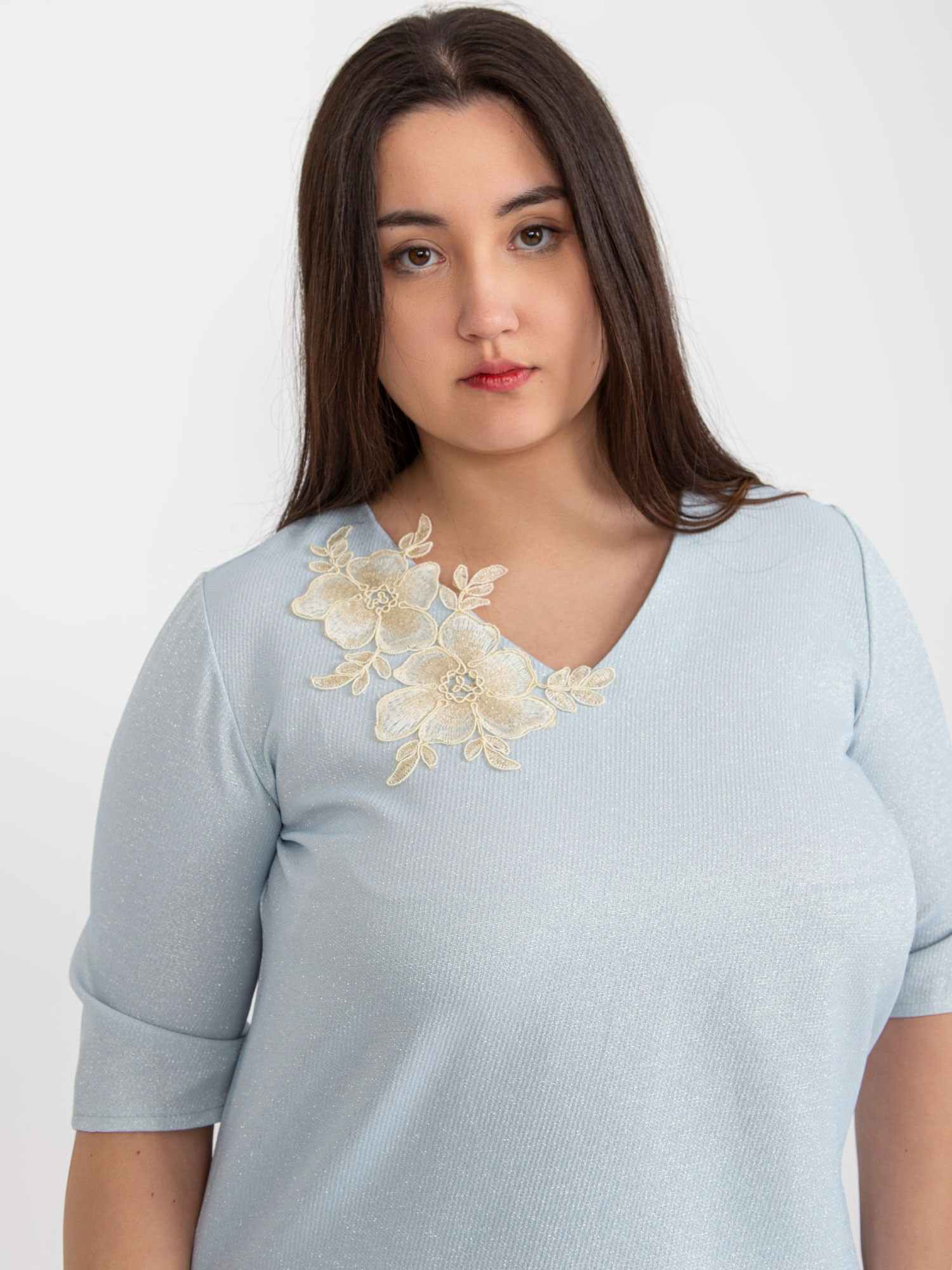 Hurt Hellesblaues Plus-Size-Shirt mit kurzen Ärmeln.