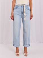 Hellblaue Jeans-Ballonhose mit Gürtel.