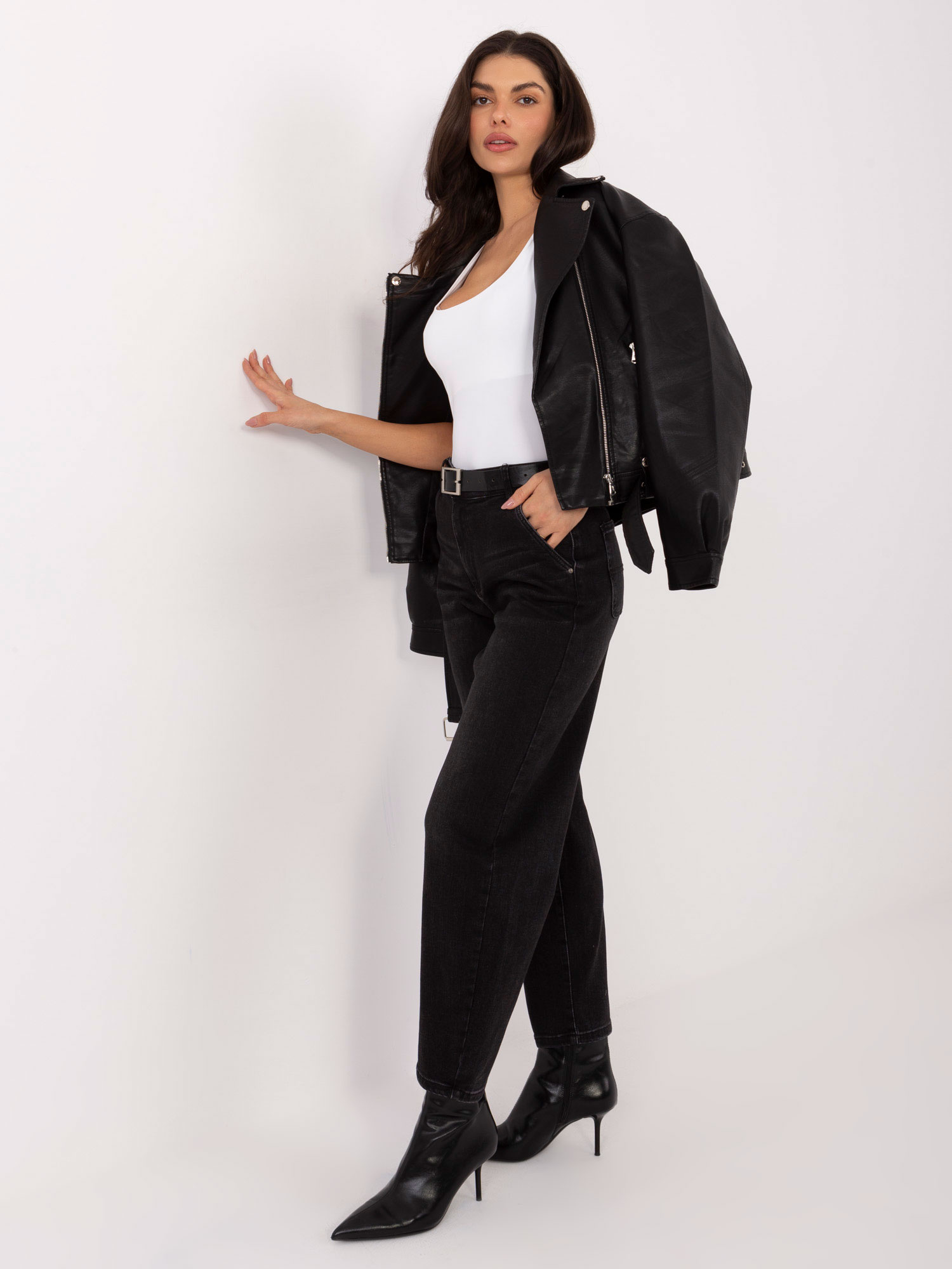 Schwarze Jeans-Ballonfit-Hosen.