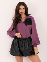 Violetinė elegantiška palaidinė su pūstomis rankovėmis.