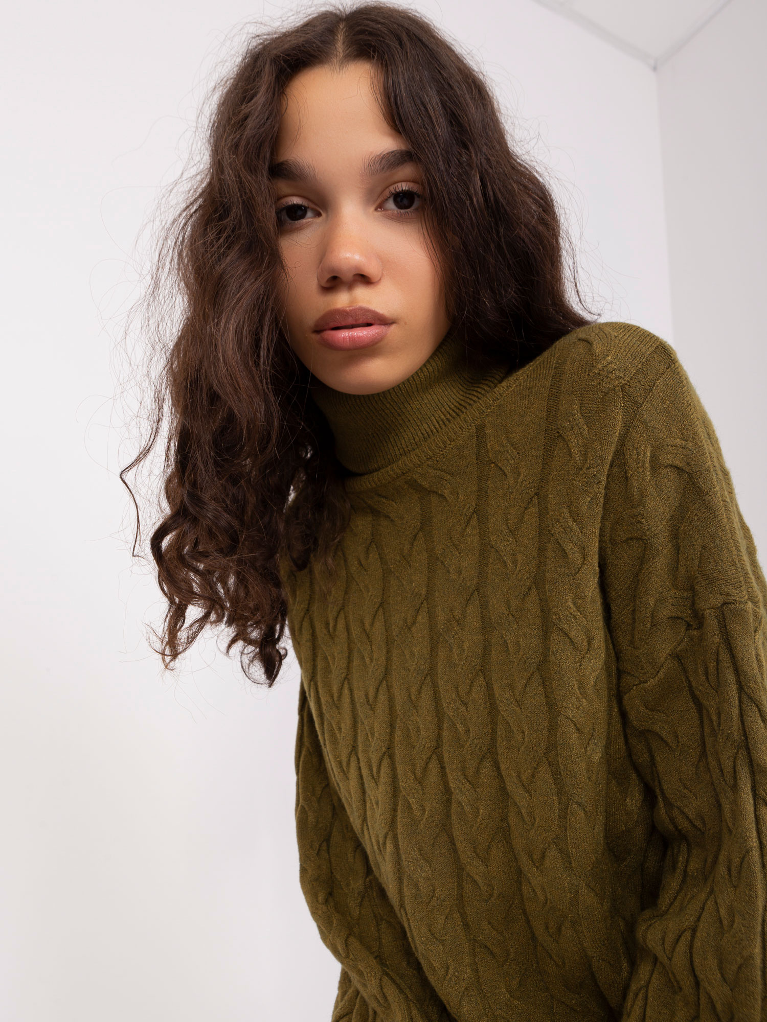 Khaki sweter golf damski ze ściągaczami
