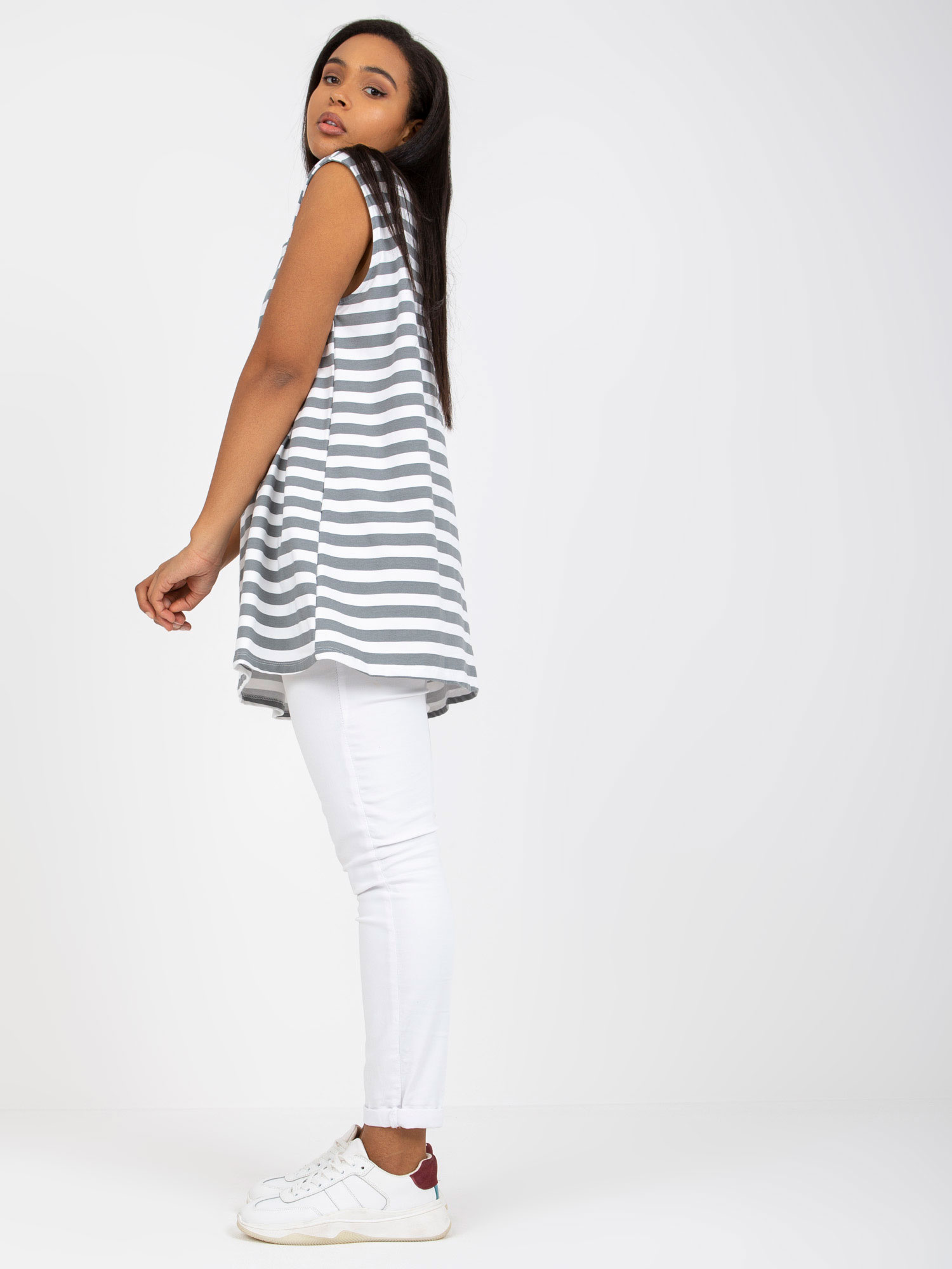 Biało-szary top plus size z okrągłym dekoltem