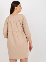 Hurt Ciemnobeżowa mini sukienka plus size z rękawem 3/4 Dalenne 