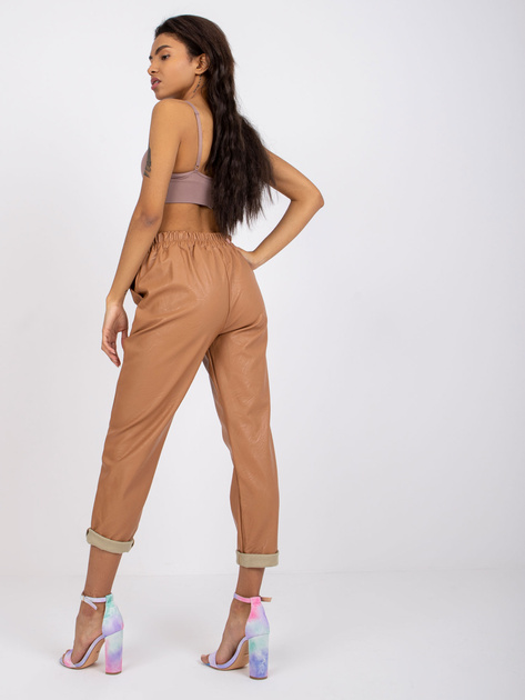 Camelowe spodnie damskie z ekoskóry Porto